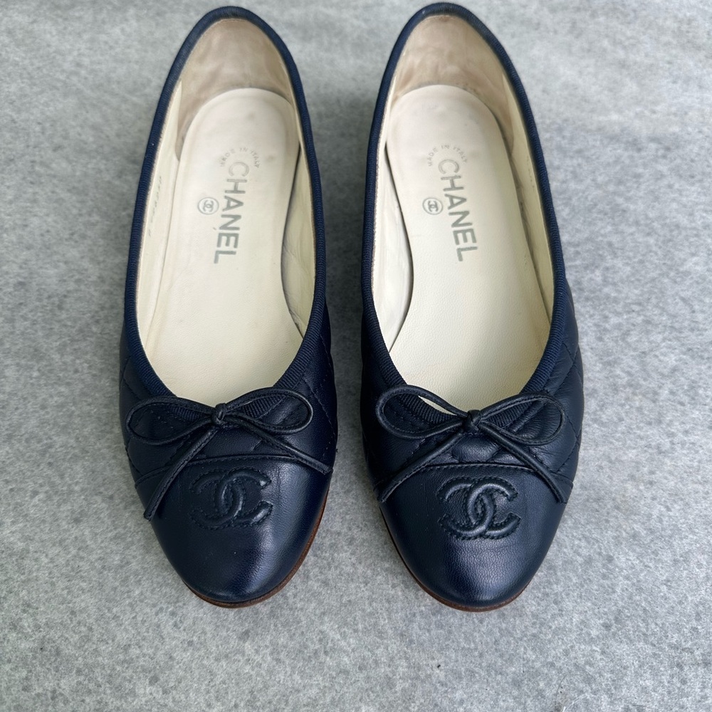 Navy blue quilted Chanel ballet ballerina flat. Excellent condition! 6.5